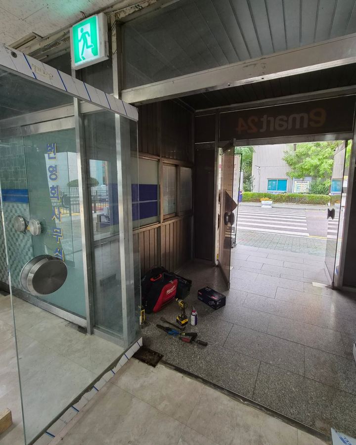 부평동 유리문수리 힌지교체 현장