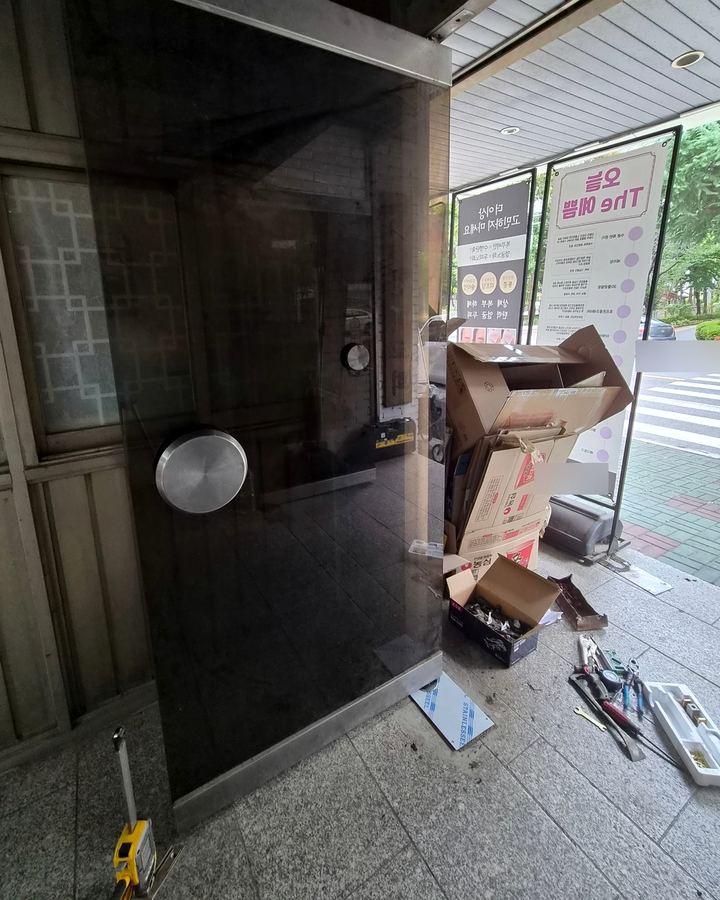 숭의동 유리문수리 작업 모습