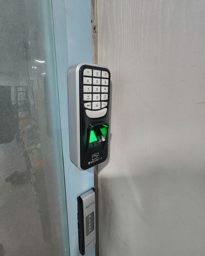 청학동 자동문번호키설치 현장 사진